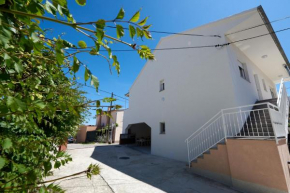 Apartments with a parking space Seget Donji, Trogir - 17755
